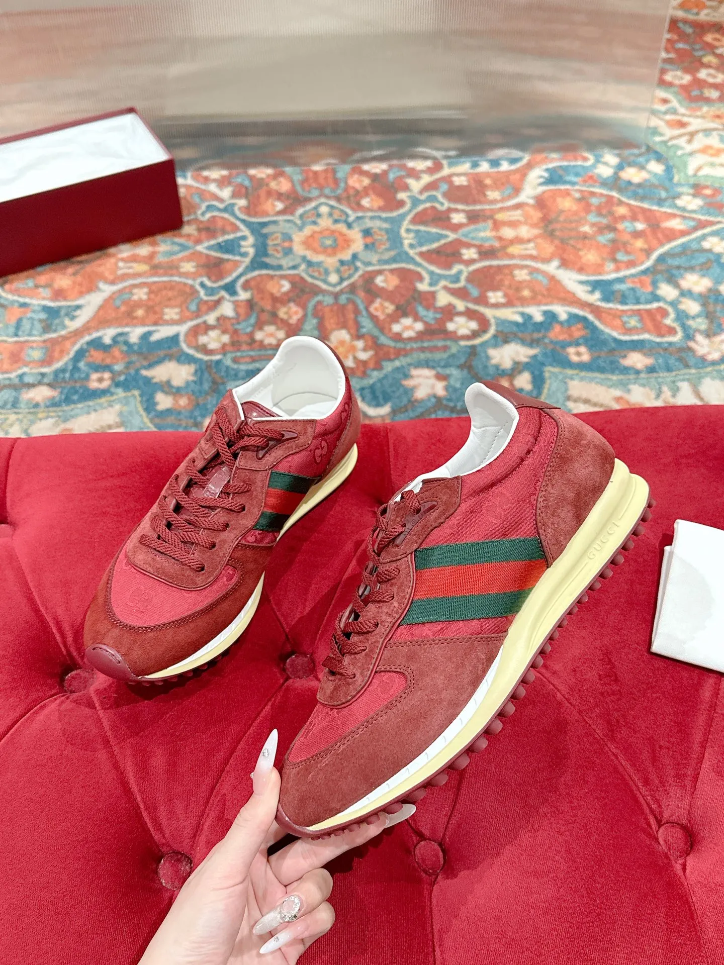 p700🐮🐮 GUCCI 2025 latest spring and summer catwalk style sports shoes Forrest Gump shoes 25 super popular show items with high appearance rate and many celebrities and Internet celebrities. The classic shoe design uses innovative stitching technology to create a water-like flowing texture. Super comfortable on the feet. Leather splicing and breathable logo fabric with classic green and red webbing embellishment. All show the brand tone (buttons are removable) original molded combination outsole ▪️Size: Male 39-44 (Male 45, customized, non-returnable)